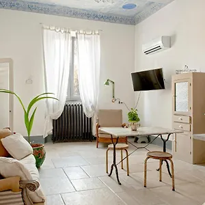 Piece En Rose Apartment